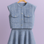"TRUDIA " Ensemble jupe tweed NAF NAF bleu et blanc avec surpiqure doré