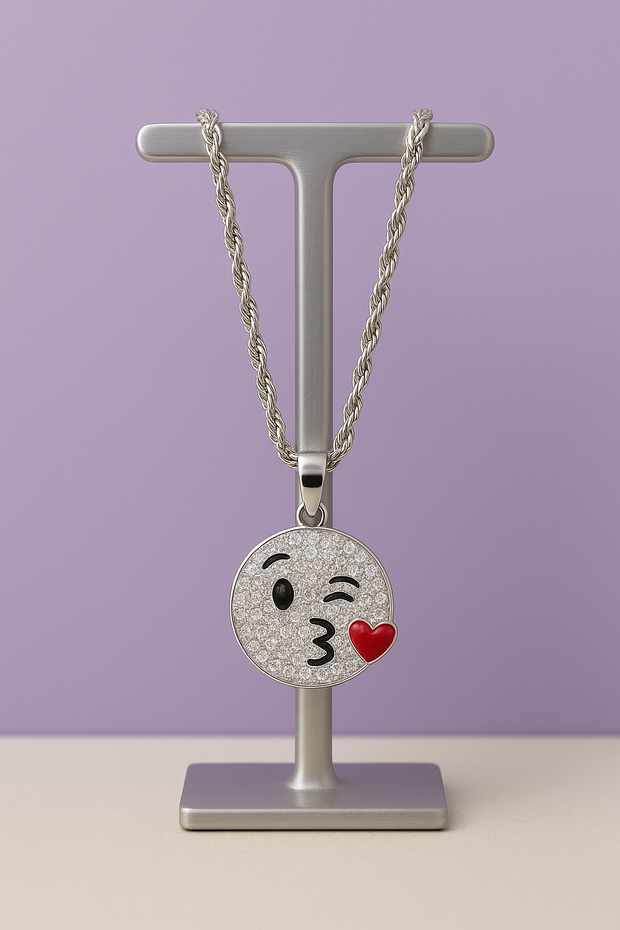 "BISOUA" Chaîne et pendentif emoticone bisous en acier inoxydable argenté