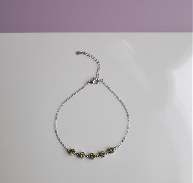 "PERIDA" Bracelet croix pierre péridot naturelle en acier inoxydable argenté